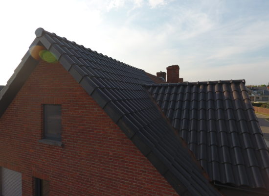 Tb-10-tech_graphite-roof-tile_49836280833_o