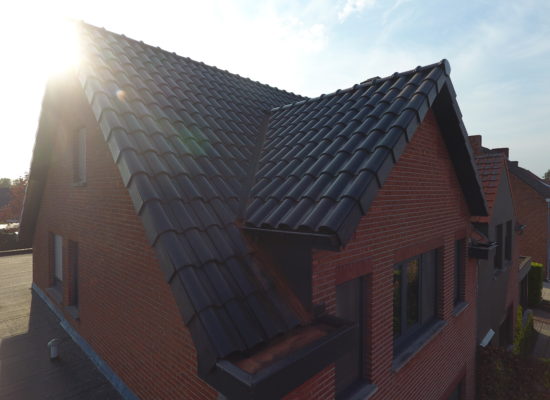 Tb-10-tech_graphite-roof-tile_49836823176_o